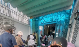 Người dân kéo đến nhà bà D.