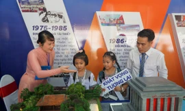 Học sinh tham quan triển lãm “50 năm đổi mới giáo dục: Dấu ấn thời đại - Khát vọng tương lai”.