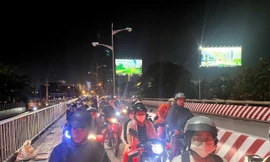 Hàng ngàn phương tiện kẹt cứng giữa đêm trên Cầu Bình Triệu 1 