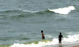 Tài xế điều khiển ô tô lao vào xe cảnh sát giao thông; Nước biển Vũng Tàu 'xanh như matcha'