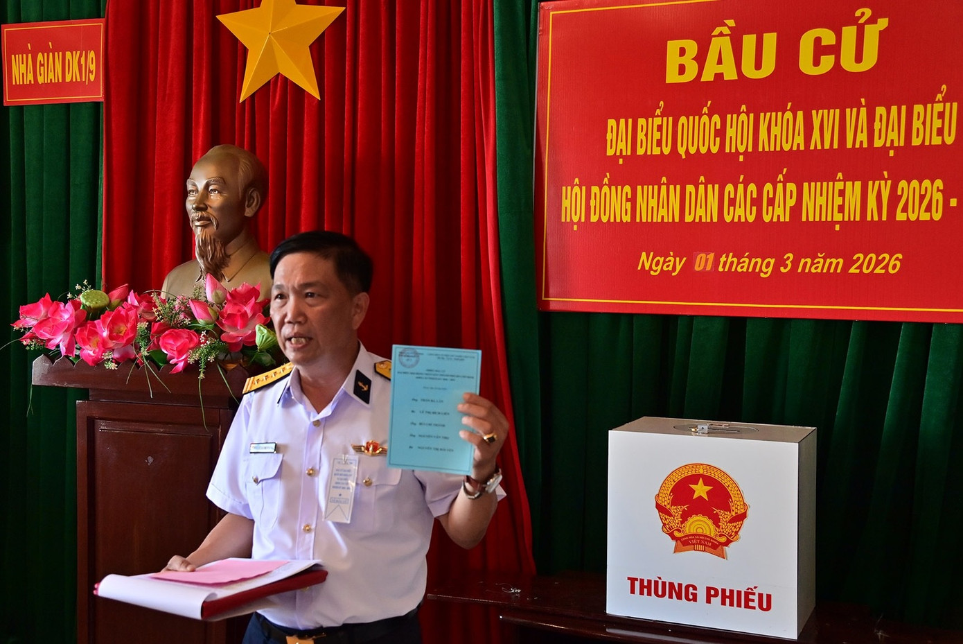 7-dai-ta-le-hong-quang-to-truong-to-bau-cu-huong-dan-cho-cac-cu-tri-tren-nha-gian-dk19.jpg