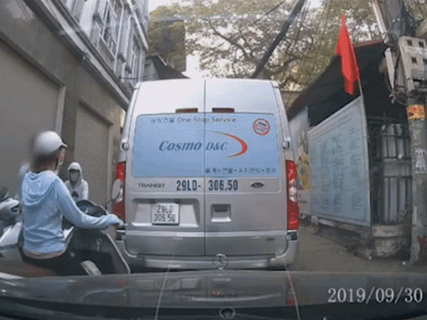 Công an xác minh gã đàn ông lái SH nhổ nước bọt vào mặt cô gái vì chưa kịp nhường đường