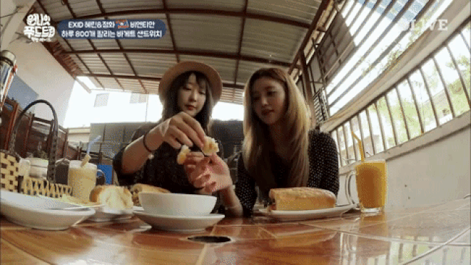 Junghwa và Hyerin (EXID) khám phá loại bánh mỳ của Lào mà cứ ngỡ bánh mỳ Việt