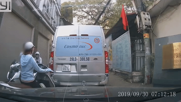 Việc làm xấu xí của người đàn ông gây bức xúc. (Ảnh cắt từ clip)