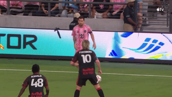Đồng đội làm hỏng pha kiến tạo đẹp mắt của Lionel Messi