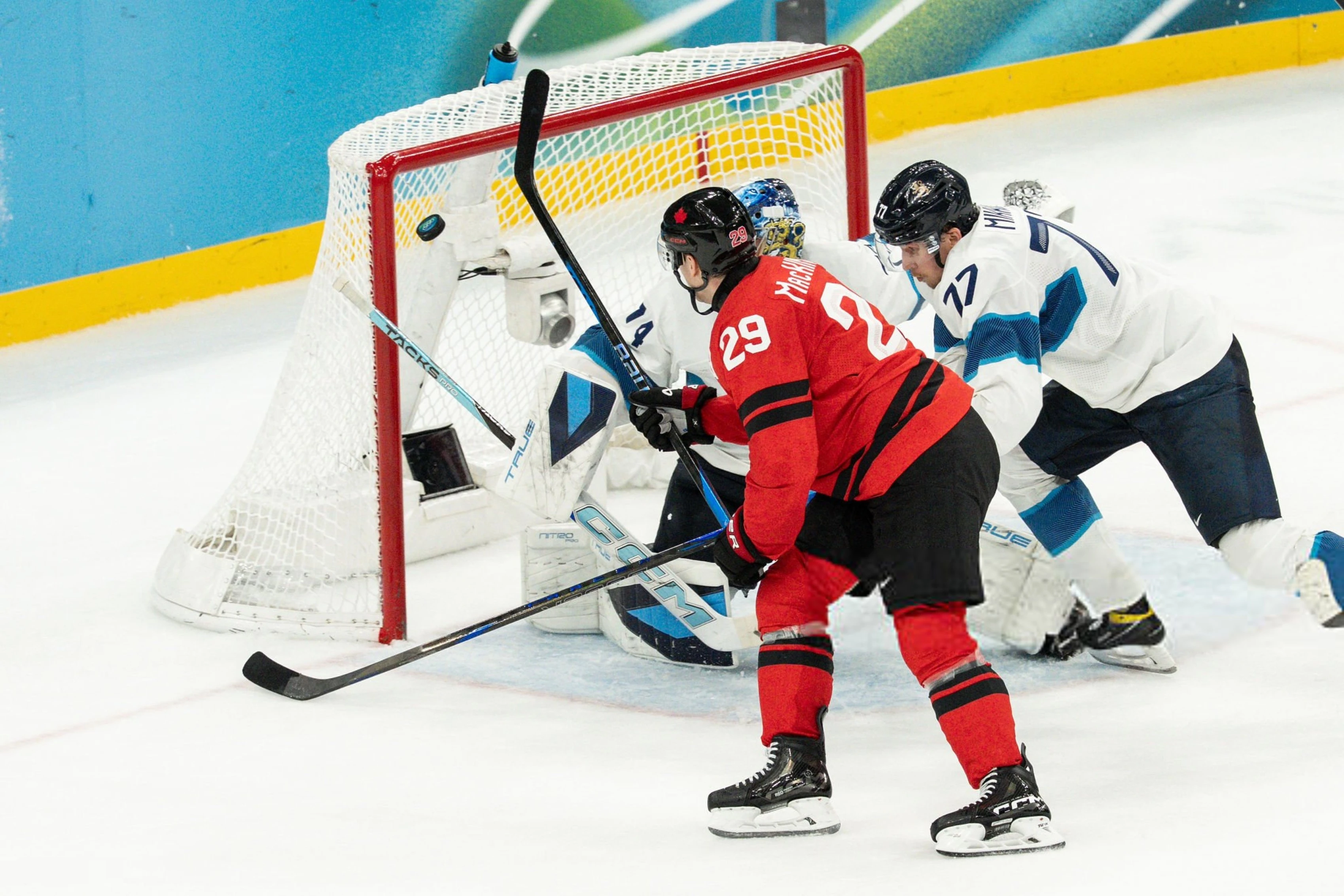 Canada Thắng Phần Lan Gây Tranh Cãi Nhờ Bàn Thắng Việt Vị Của MacKinnon Tại Olympic 2026