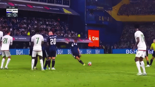 Chiêm ngưỡng cú sút phạt khiến Messi vỗ tay tán thưởng