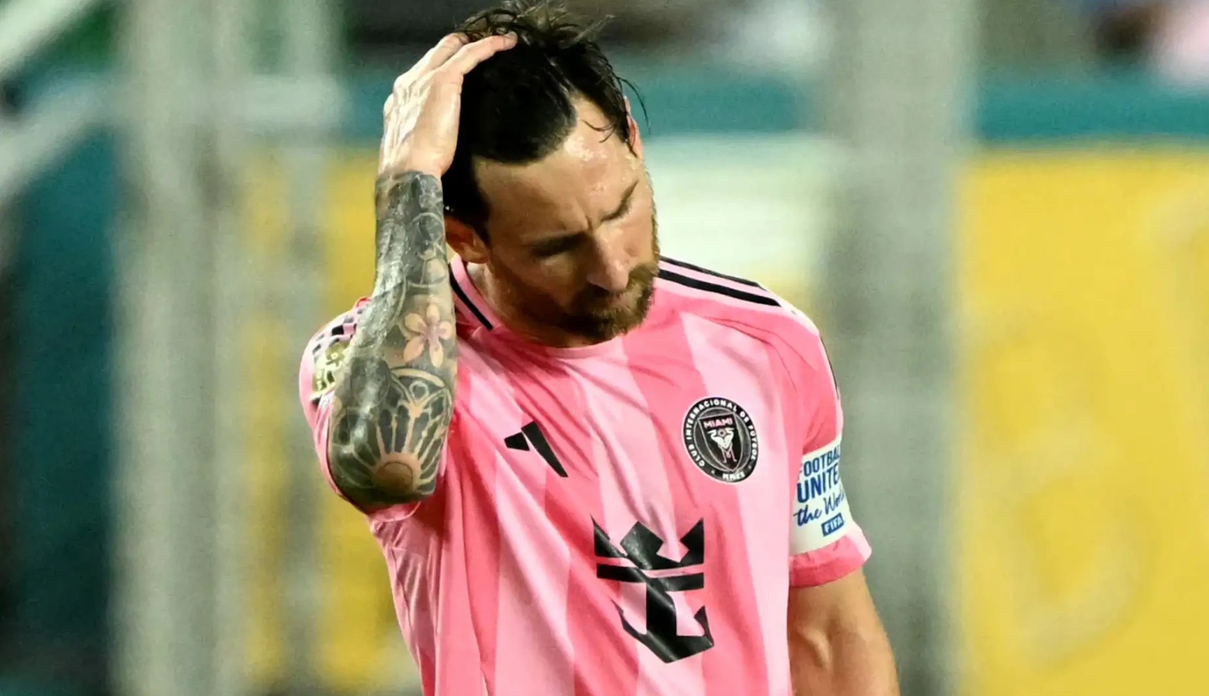 Messi Bị Suarez Ngăn Cản: MLS Kết Luận Không Vi Phạm Sau Sự Cố Phòng Trọng Tài