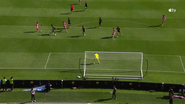 Thủ môn làm nền cho siêu phẩm cứa lòng của Messi