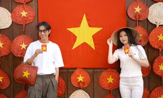 Quán cà phê rực đỏ cờ Tổ quốc thu hút giới trẻ check-in