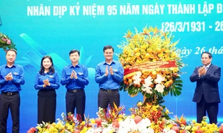Thủ tướng Phạm Minh Chính tặng hoa chúc mừng 95 năm Ngày thành lập Đoàn TNCS Hồ Chí Minh
