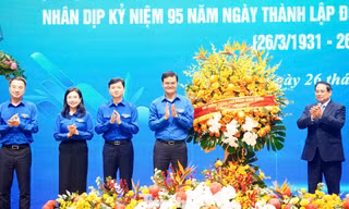 Thủ tướng Phạm Minh Chính tặng hoa chúc mừng 95 năm Ngày thành lập Đoàn TNCS Hồ Chí Minh