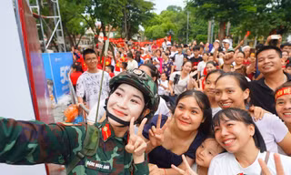 Hợp luyện diễu binh, ấm tình quân dân