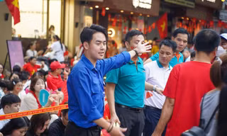 'Áo xanh' phân luồng, hỗ trợ bà con xem tổng hợp luyện 