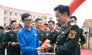 Bí thư thứ nhất T.Ư Đoàn thăm, động viên chiến sĩ thực hiện nhiệm vụ bảo đảm an ninh, an toàn dịp Tết