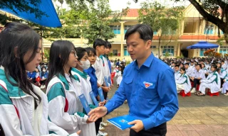 Bí thư Trung ương Đoàn dự lễ khai giảng tại Trường THPT Nguyễn Trãi, Quảng Ngãi 