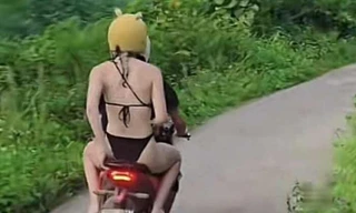 Khách Tây mặc bikini đi xe máy trên đường ở Tuyên Quang gây tranh cãi