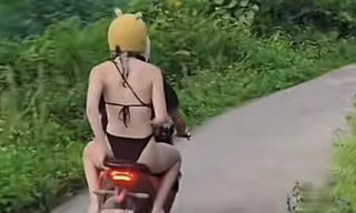 Khách Tây mặc bikini đi xe máy trên đường ở Tuyên Quang gây tranh cãi