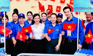 Bí thư Trung ương Đoàn động viên, tặng quà thanh niên tình nguyện phục vụ A80