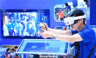 Trải nghiệm bắn súng, tháo lắp vũ khí và robot tuần tra thông minh tại Đại hội Đoàn XIII