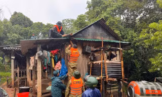 Tuổi trẻ Công an hỗ trợ người dân ứng phó bão số 10 