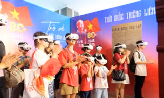 Giới trẻ xếp hàng cả ngày để được 'trở về thời khắc thiêng liêng'