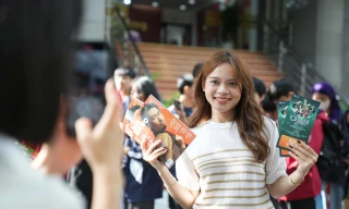 Hàng nghìn bạn trẻ nhận vé miễn phí dự ‘Sóng Festival: Một chạm – Vạn niềm tin’ tại sân vận động Bách khoa