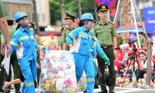 Công nhân vệ sinh môi trường âm thầm góp sức cho ngày hội lớn