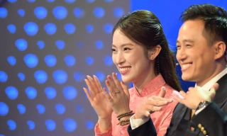 Khánh Vy duyên dáng sánh đôi MC Ngọc Huy trong chung kết Olympia 25