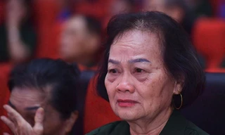 Bác Nguyễn Lam Châu - Chủ tịch Hội Cựu TNXP tỉnh Bến Tre xúc động khi xem chương trình nghệ thuật tái hiện lại những người đồng đội của mình hy sinh trên chiến trường.