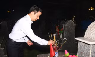 Hành trình tri ân trên mảnh đất lịch sử 