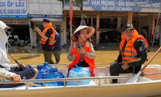 Chiến sĩ Cảnh sát cơ động hỗ trợ bà con vùng tâm lũ Thái Nguyên 