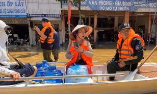 Chiến sĩ Cảnh sát cơ động hỗ trợ bà con vùng tâm lũ Thái Nguyên 