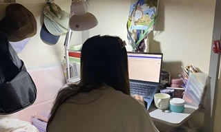 'Năng lượng tích cực độc hại' của người trẻ dịp cuối năm