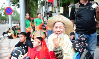 Cụ bà 82 tuổi háo hức chờ xem tổng hợp luyện 