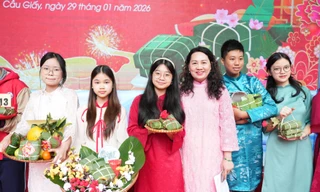 Học sinh trải nghiệm gói bánh chưng, gây quỹ từ thiện