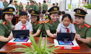 Mang 'phòng học số' tới thiếu nhi ở Côn Đảo