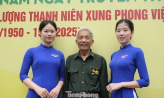 Bác Nguyễn Lam Châu - Chủ tịch Hội Cựu TNXP tỉnh Bến Tre xúc động khi xem chương trình nghệ thuật tái hiện lại những người đồng đội của mình hy sinh trên chiến trường.
