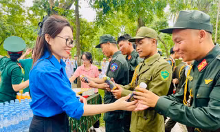 Thanh niên Thủ đô tiếp sức các khối diễu binh, diễu hành trong ngày tổng hợp luyện đầu tiên