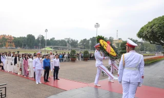 Nhà khoa học trẻ nhận Giải thưởng Quả Cầu Vàng vào Lăng viếng Bác
