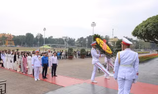 Nhà khoa học trẻ nhận Giải thưởng Quả Cầu Vàng vào Lăng viếng Bác
