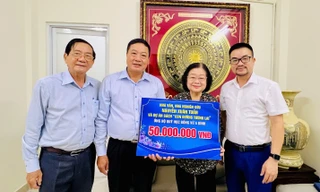 Trao tặng học bổng và 100 cuốn sách 'Con đường tương lai' cho Quỹ học bổng Vừ A Dính