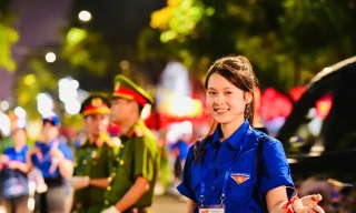 'Áo xanh' dọn rác xuyên đêm trước giờ tổng duyệt diễu binh, diễu hành