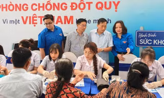 Khám bệnh, tư vấn và cấp phát thuốc miễn phí cho người dân