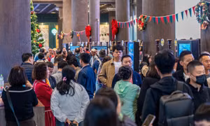 Đông nghịt khách tham quan vịnh Hạ Long