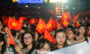 'Mãi mãi tuổi 20' đưa 40.000 khán giả tri ân thế hệ dâng hiến tuổi xuân