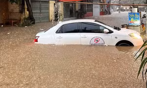 Cảnh phố phường Lạng Sơn ngập sâu trong nước