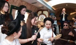 Thí sinh 'Tiếng hát Hà Nội 2025' hát xẩm trên chuyến tàu di sản