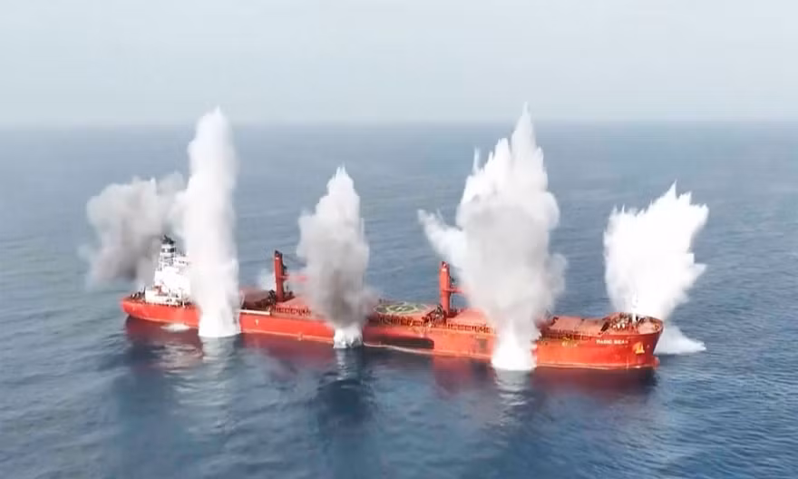 Video do Houthi ở Yemen công bố năm 2025 cho thấy khoảnh khắc họ tấn công tàu chở hàng rời mang cờ Liberia, thuộc sở hữu của Hy Lạp, có tên là Magic Seas. Ảnh cắt từ video: CBS News.