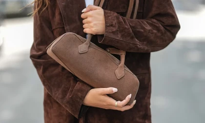 Sắm đồ Tết đừng bỏ qua 4 món phụ kiện chất liệu da lộn đang đứng đầu xu hướng